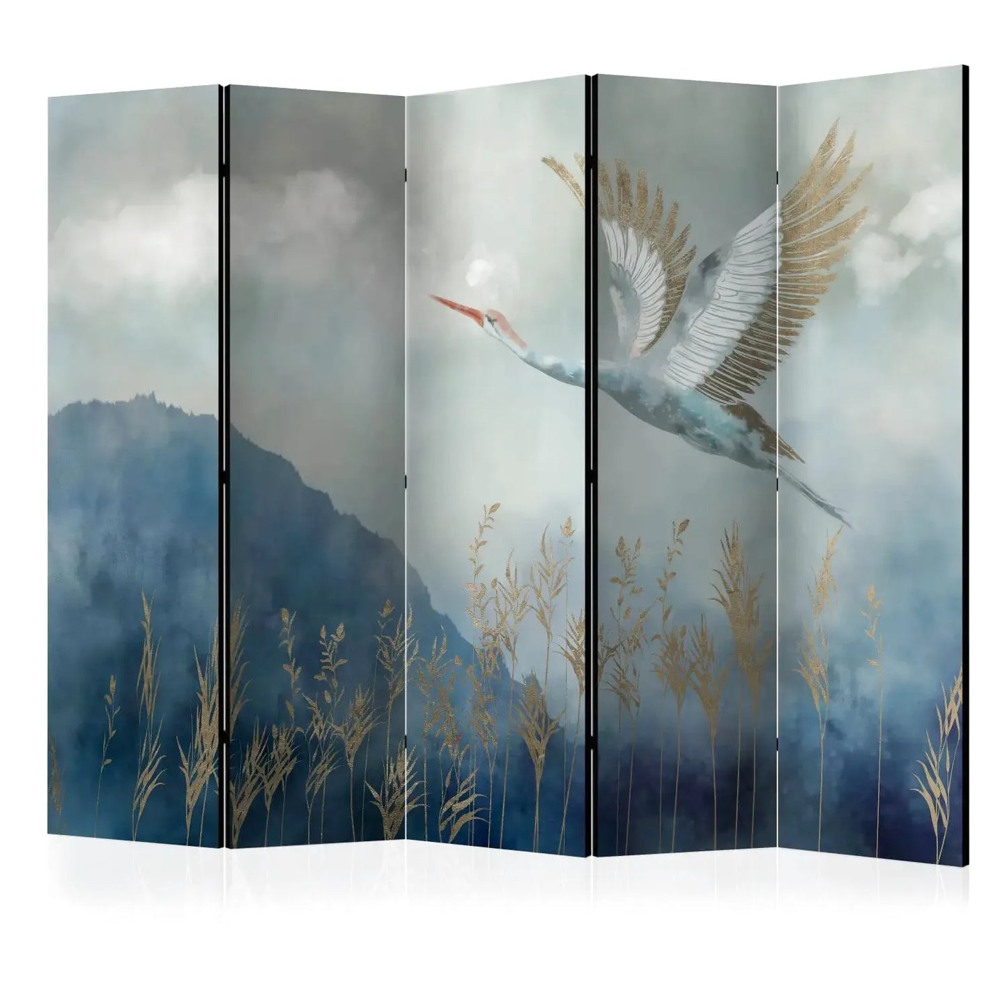 Paravent à cinq panneaux avec une grue blanche aux ailes dorées volant au-dessus de roseaux dorés et de montagnes bleues