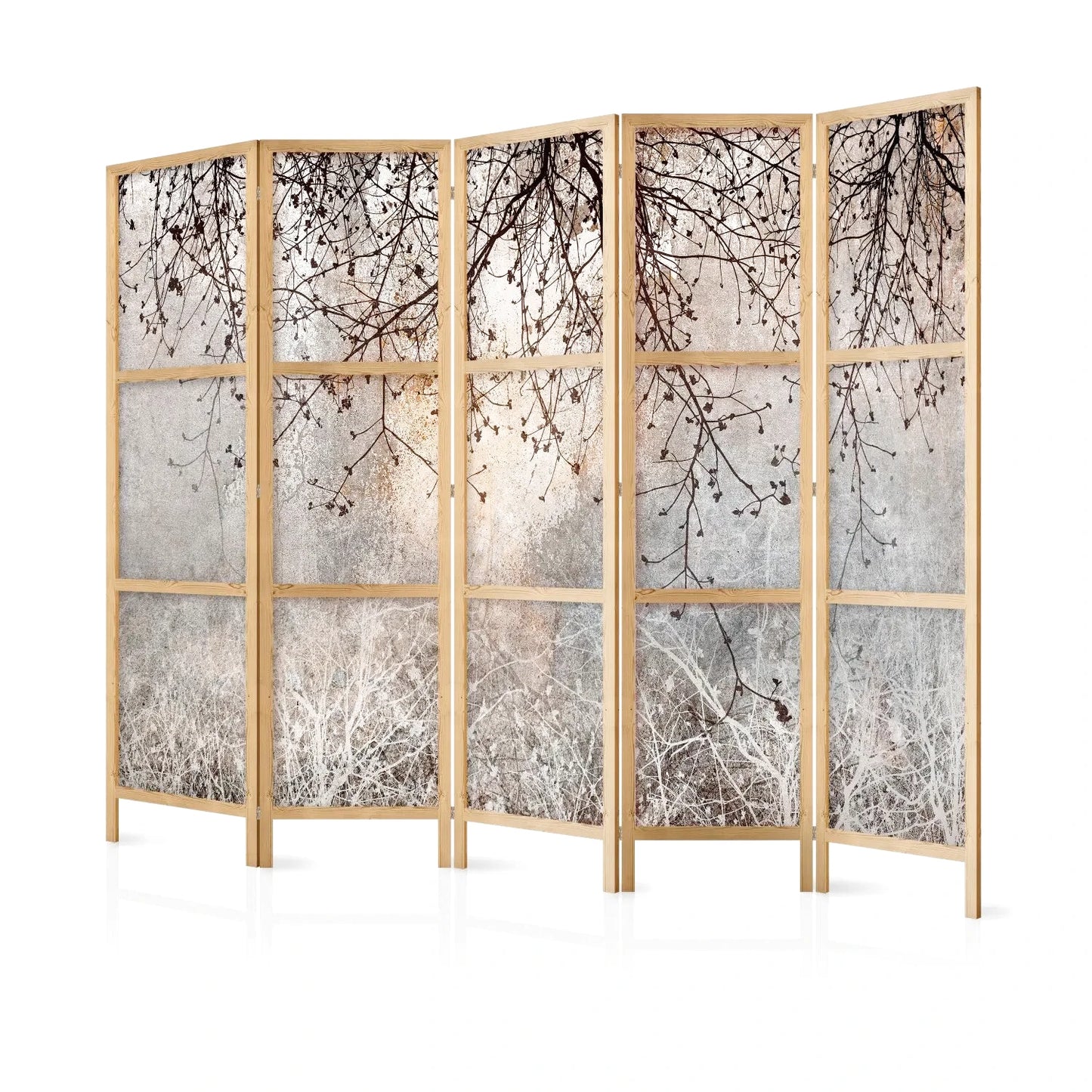 Paravent en bois clair avec motif d'arbres et de branches nues sur fond gris