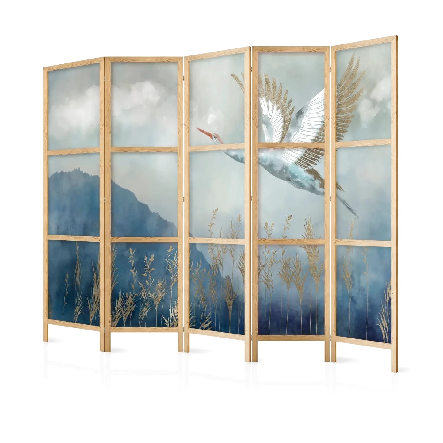 Paravent en bois clair avec motif d'oiseau blanc aux ailes dorées et de roseaux sur fond de montagnes bleues