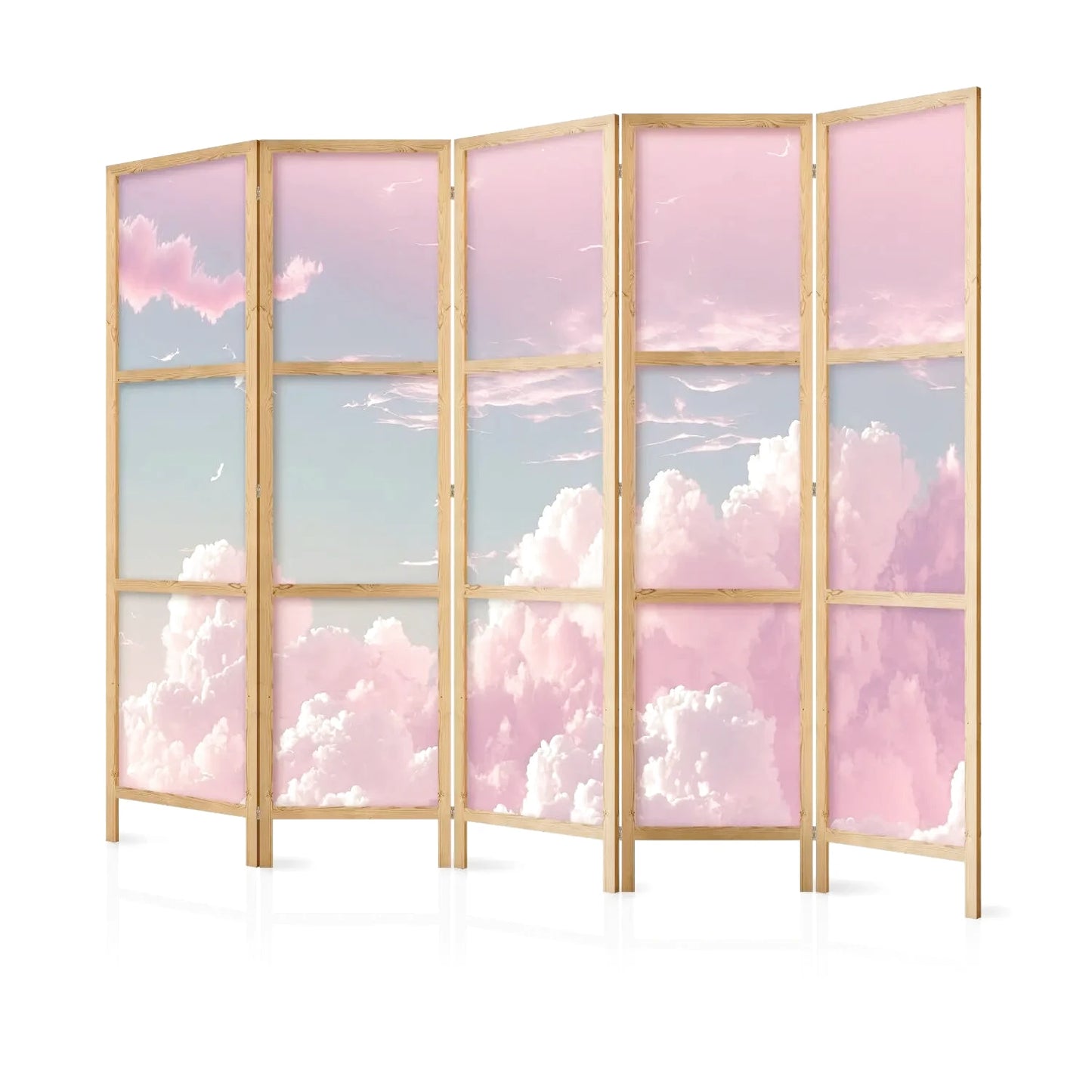 Paravent en bois clair avec des panneaux affichant des nuages roses et blancs dans un ciel bleu