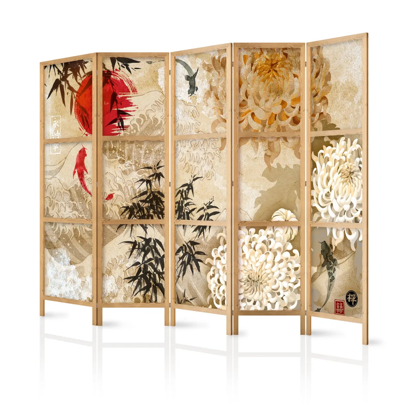 Paravent en bois clair avec motifs japonais de bambou, carpes koï, soleil rouge et chrysanthèmes