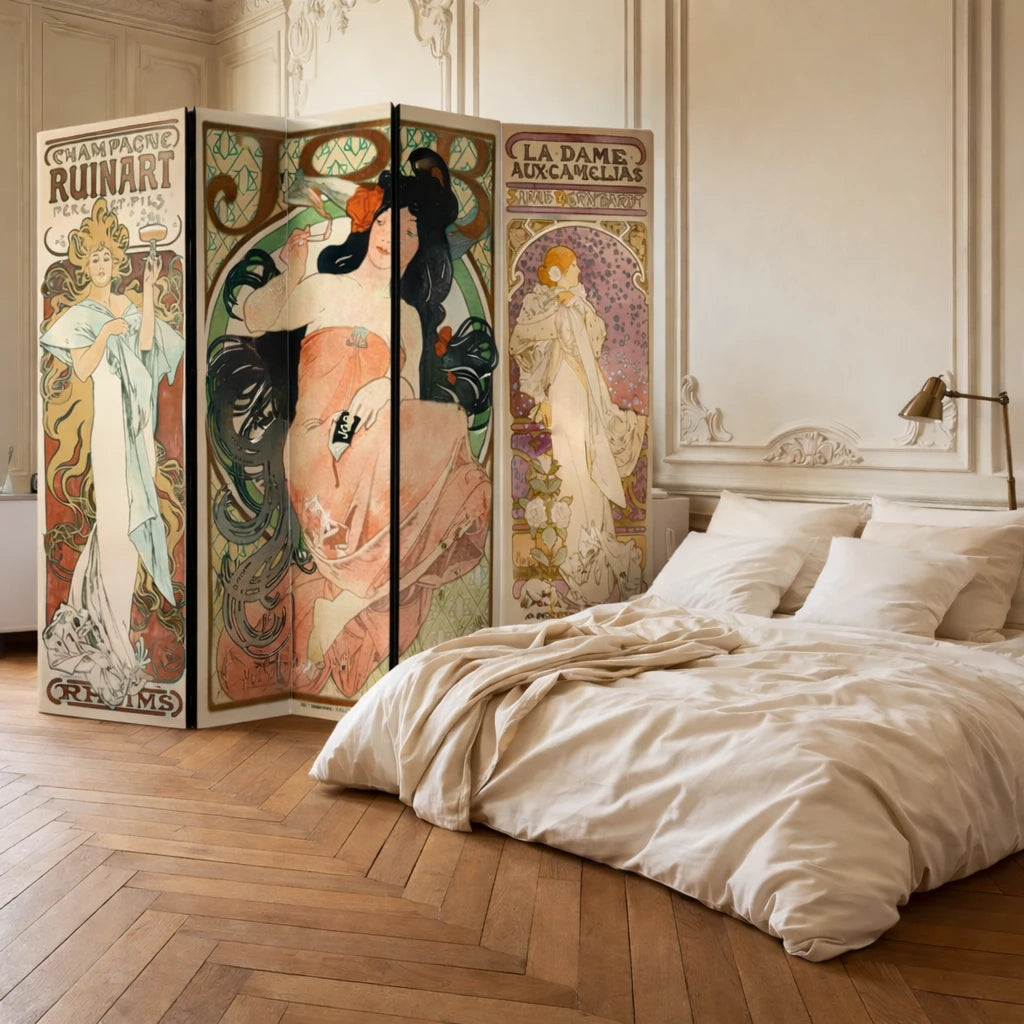 Paravent Mucha avec quatre panneaux illustrés dans une chambre avec un lit beige et un parquet en chevrons