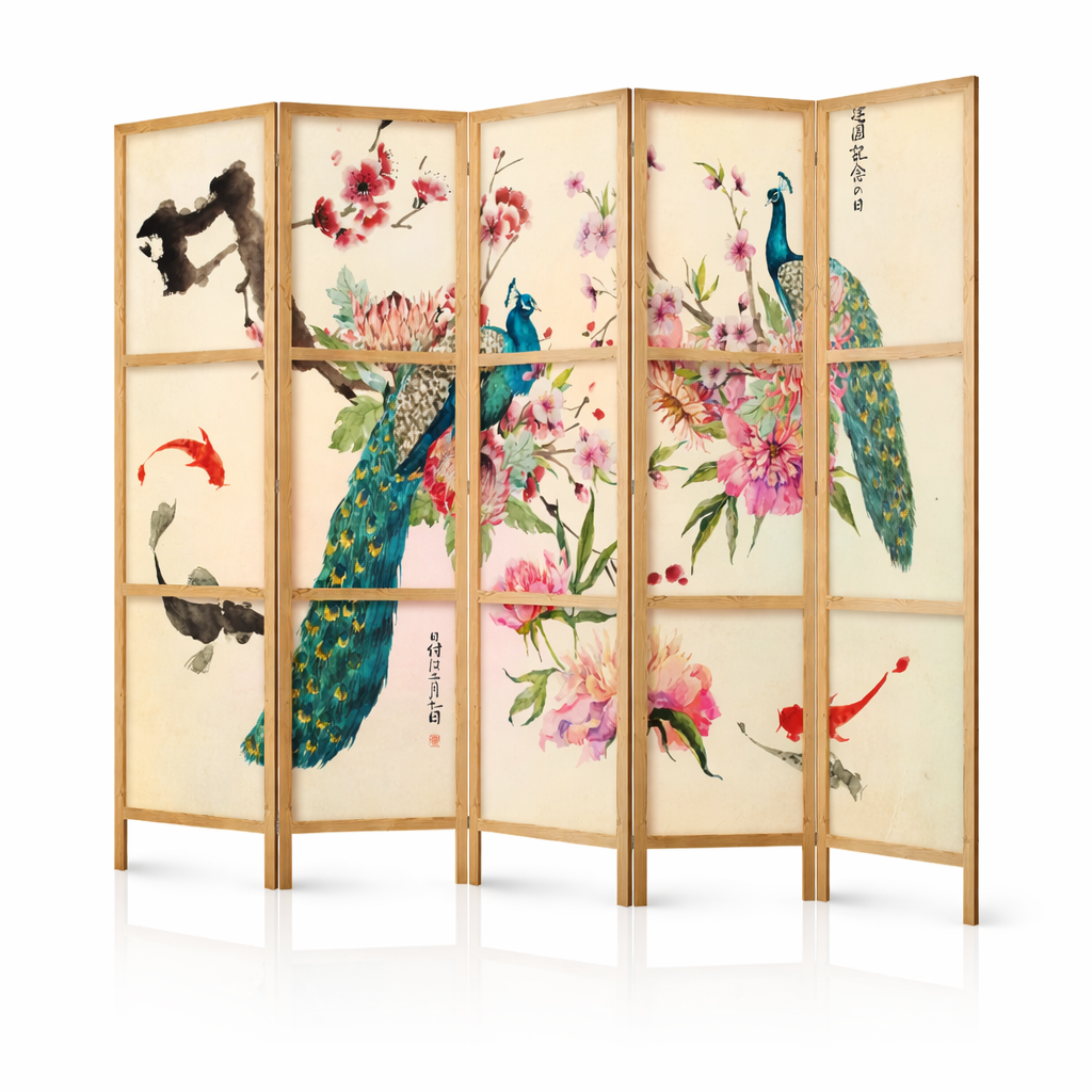 Paravent en bois clair avec des panneaux illustrés de paons, de fleurs de cerisier, de pivoines et de poissons koi