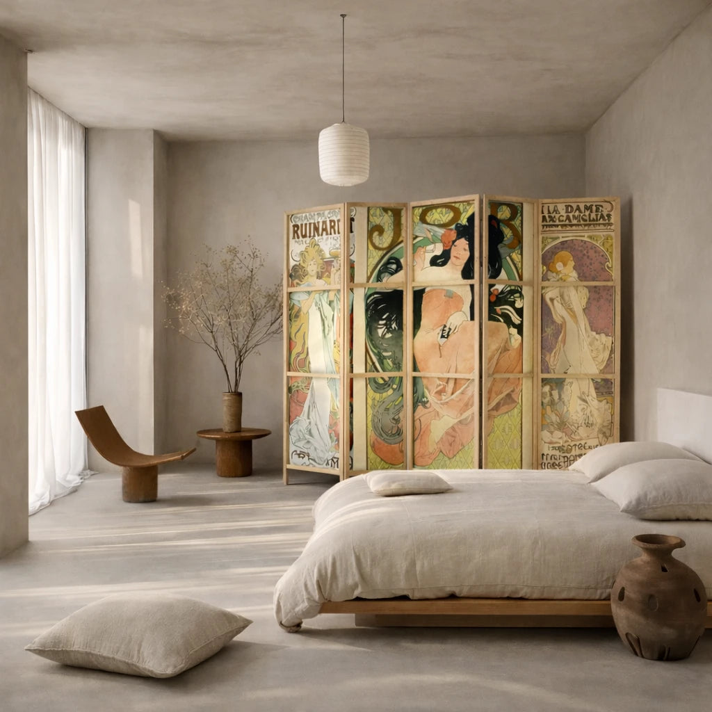 Chambre avec lit bas, paravent décoratif, chaise en bois et vase en terre cuite