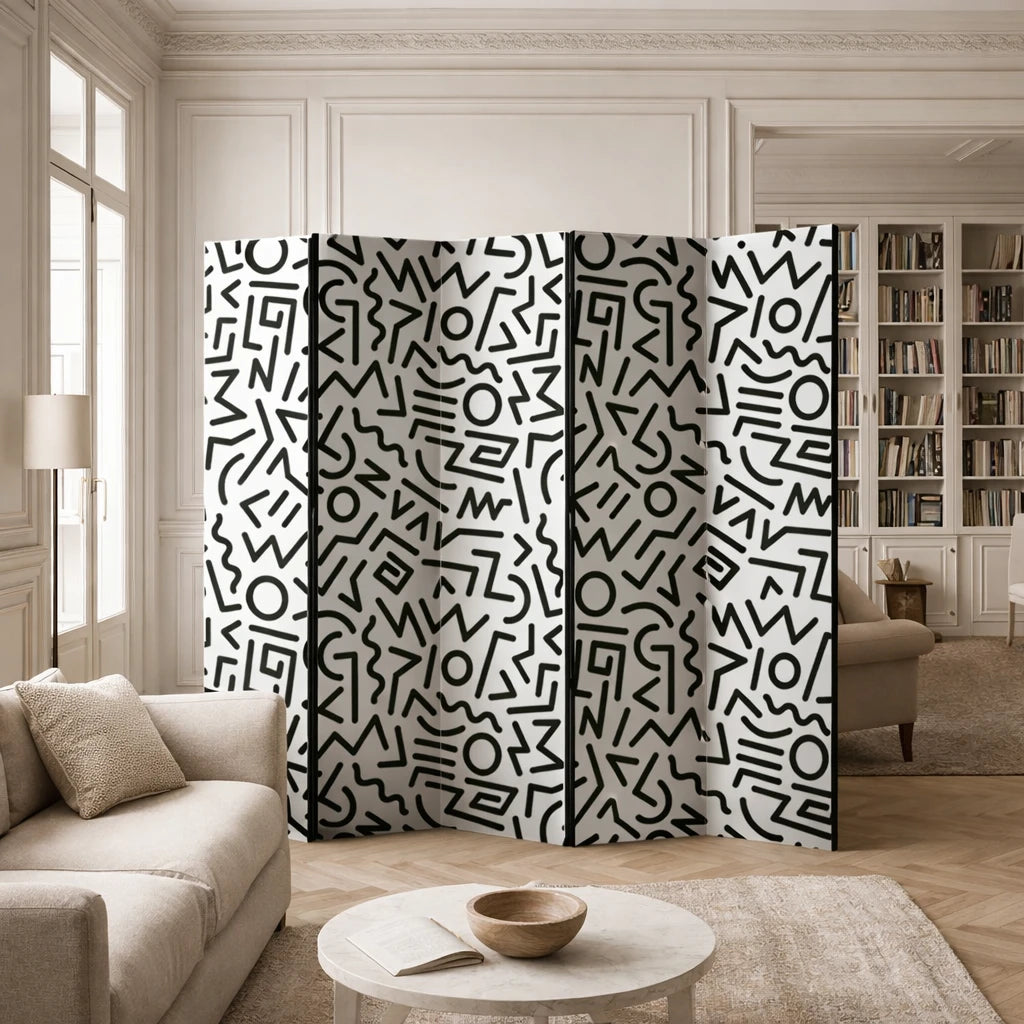 Paravent à quatre panneaux avec motif abstrait noir et blanc dans un salon