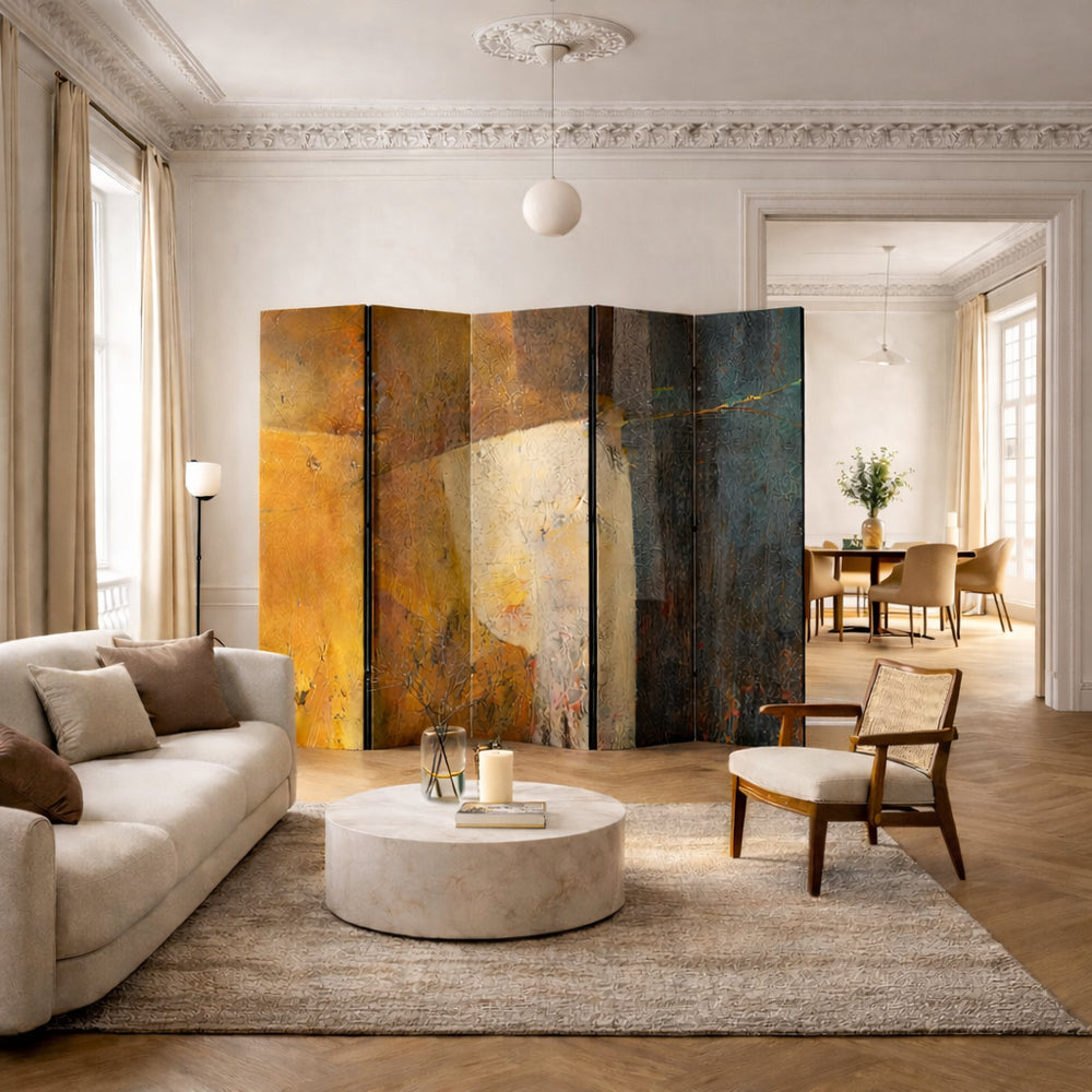 Paravent abstrait coloré dans un salon avec canapé, table basse et fauteuil