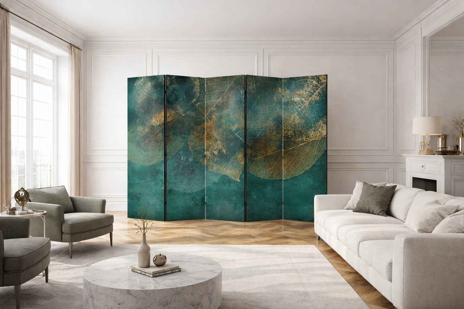 Paravent vert et or avec motif de feuilles dans un salon moderne