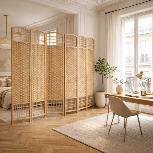 Paravent en bois clair et rotin tressé dans une pièce avec un bureau et une chambre