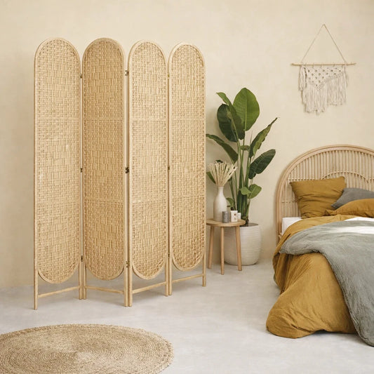 Paravent en rotin à quatre panneaux avec lit en rotin, plante verte et tapis rond en jute