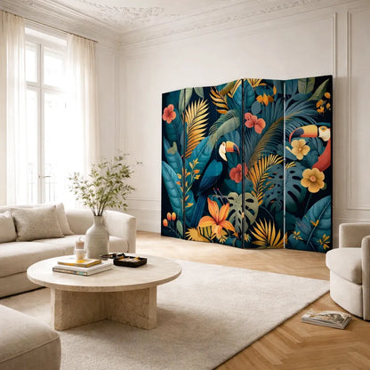 Paravent tropical avec des toucans, des feuilles de palmier et des fleurs dans un salon moderne