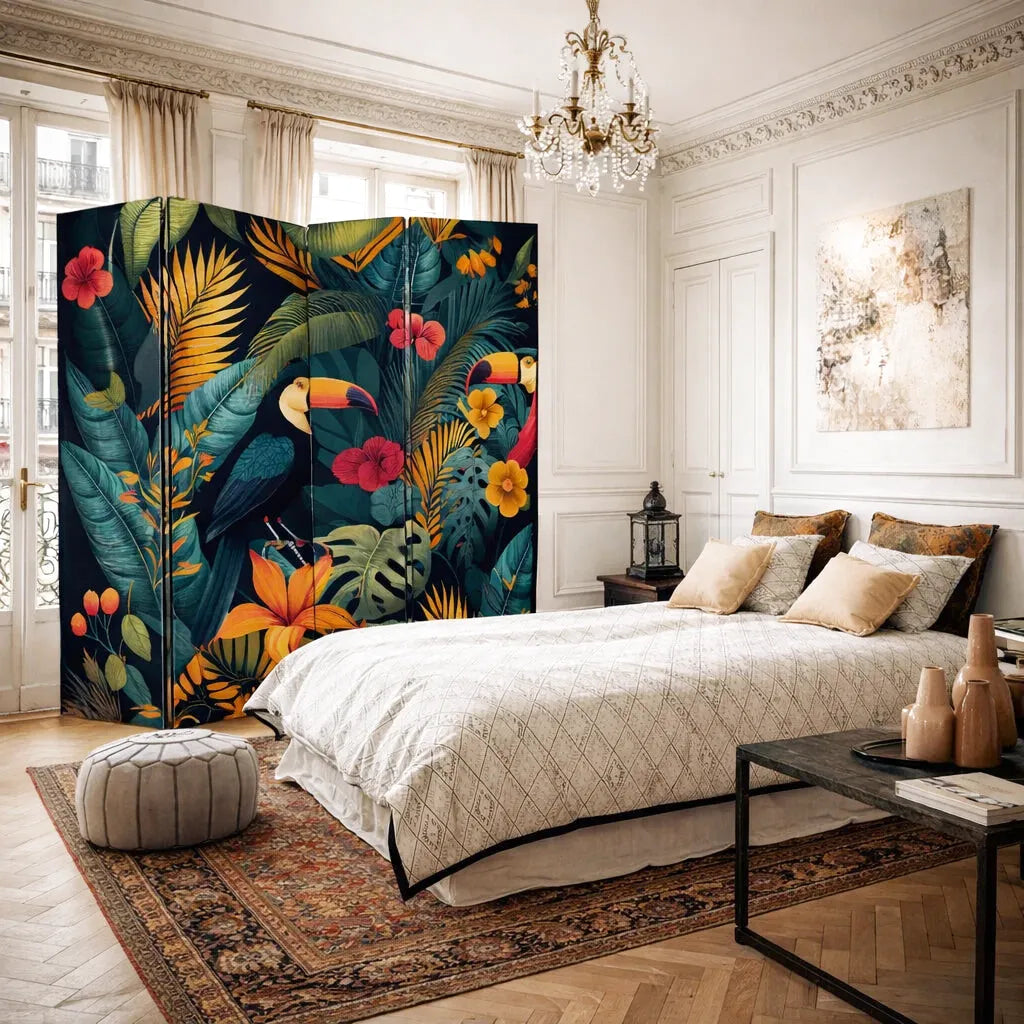Paravent tropical avec toucans et feuillage luxuriant dans une chambre lumineuse