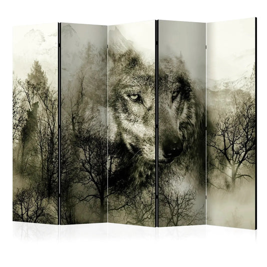 Paravent à cinq panneaux avec un loup au centre, des arbres sombres et des montagnes enneigées en arrière-plan