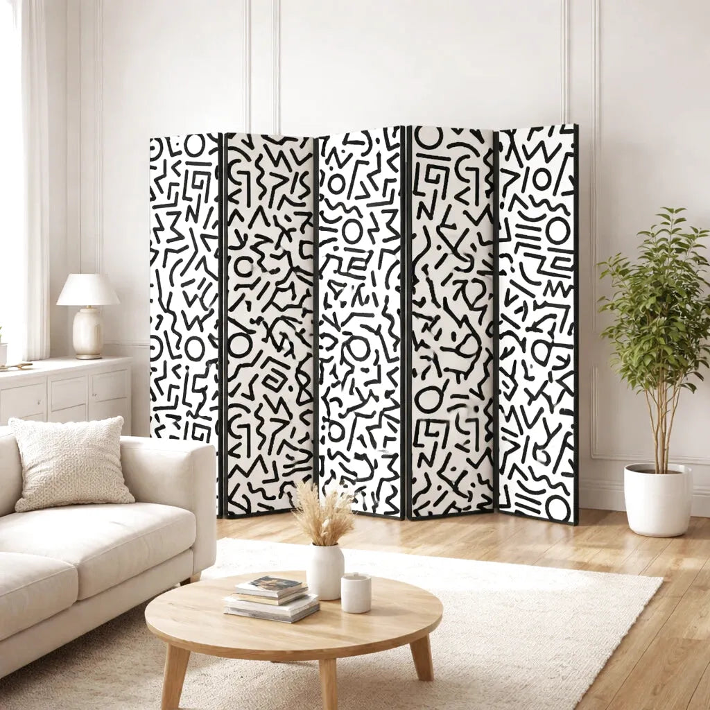 Paravent à six panneaux avec motif abstrait noir et blanc dans un salon moderne
