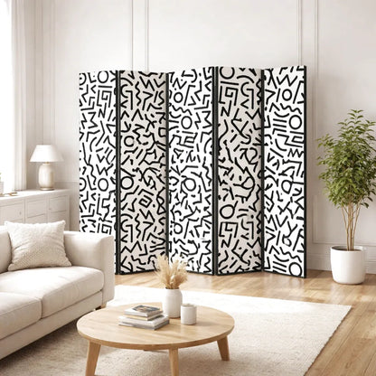 Paravent à six panneaux avec motif abstrait noir et blanc dans un salon moderne
