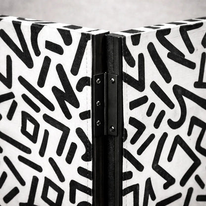 Charnière noire sur un paravent blanc à motifs géométriques noirs