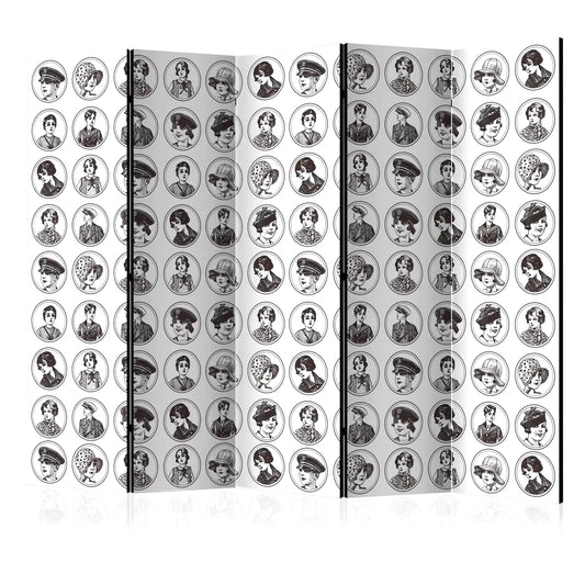 Paravent à quatre panneaux avec des portraits de femmes et d'hommes en noir et blanc