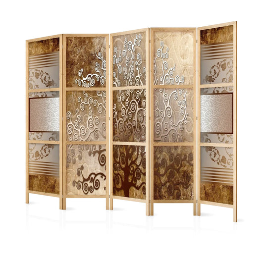 Paravent en bois clair avec cinq panneaux, motifs de feuilles et de tourbillons marron et or