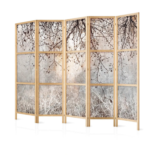 Paravent en bois clair avec motif d'arbres et de branches nues sur fond gris