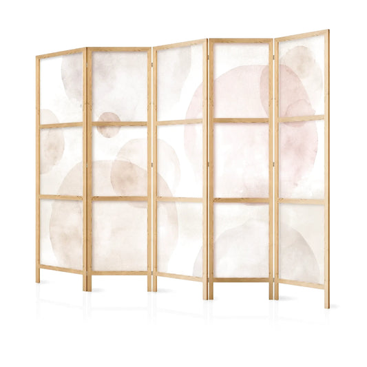 Paravent en bois clair avec cinq panneaux, motifs abstraits de cercles roses et beiges