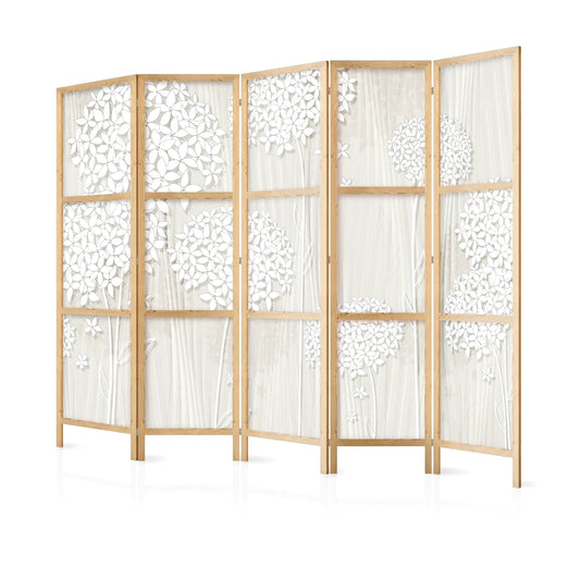 Paravent en bois clair avec cinq panneaux, motifs floraux blancs sur fond beige