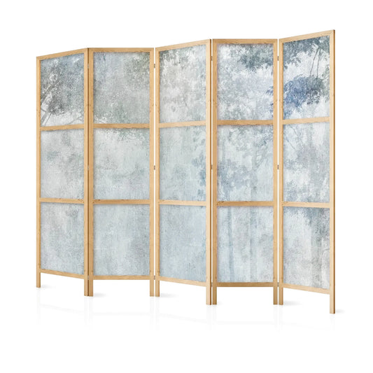Paravent en bois clair à cinq panneaux avec motif de feuilles d'arbre sur fond gris