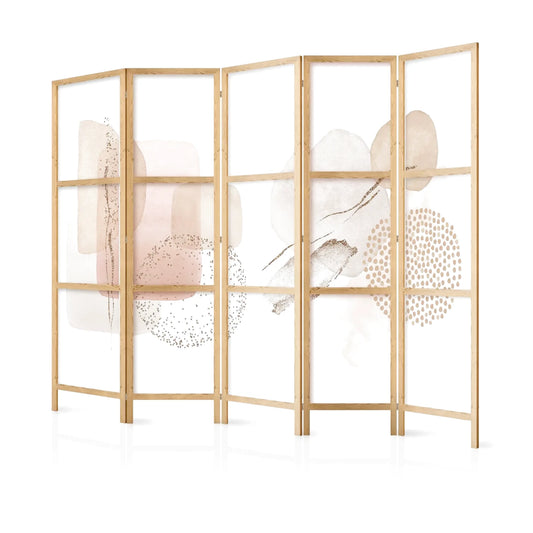 Paravent en bois clair avec des motifs abstraits roses et beiges