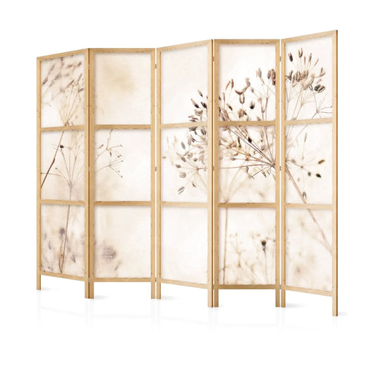 Paravent en bois clair avec cinq panneaux, motifs de plantes séchées sur fond beige