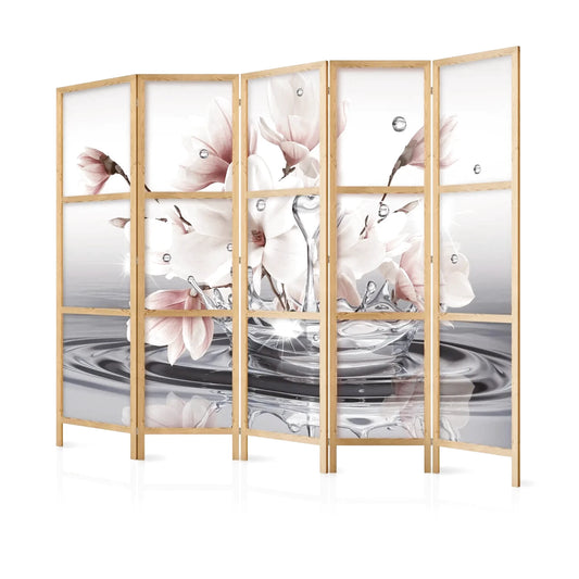 Paravent en bois clair avec cinq panneaux, motif de fleurs de magnolia roses et blanches et gouttes d'eau