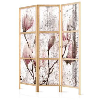 Paravent en bois à trois panneaux avec motif de fleurs de magnolia roses sur fond texturé blanc