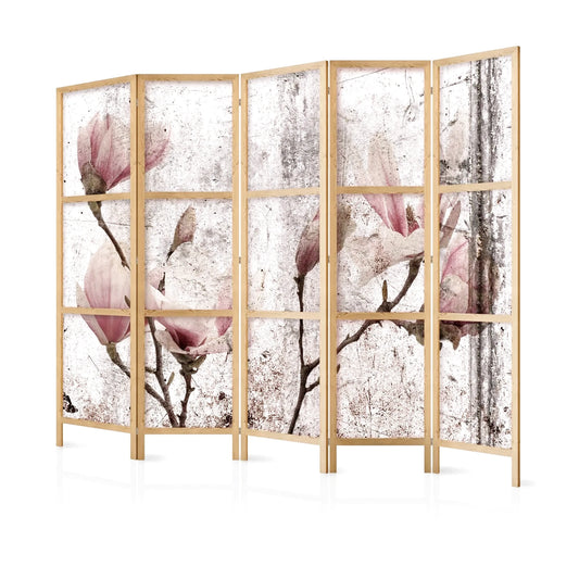 Paravent en bois clair avec motif de fleurs de magnolia roses sur fond texturé
