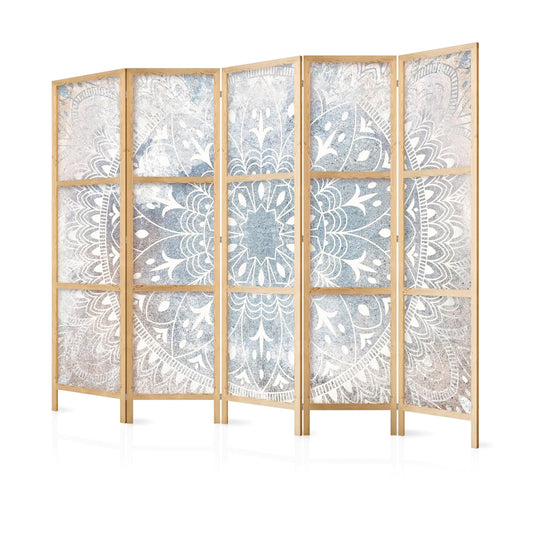 Paravent en bois clair avec motifs mandala bleus et blancs