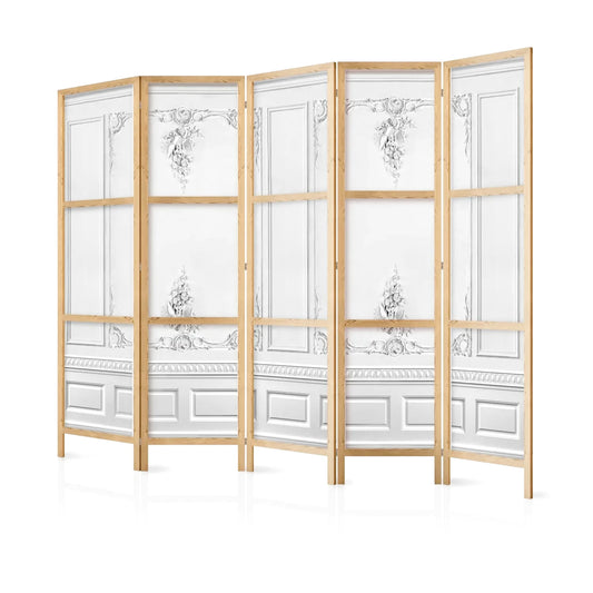 Paravent en bois clair avec cinq panneaux blancs orn

es de moulures et de d

etails floraux