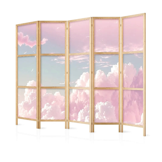 Paravent en bois clair avec des panneaux affichant des nuages roses et blancs dans un ciel bleu