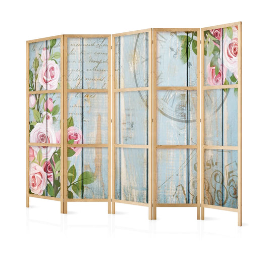 Paravent en bois avec motif de roses roses et texte manuscrit sur fond bleu vieilli